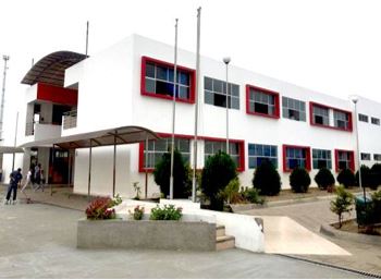 Bloque de aulas UEM Manta, Región Costa. Fotografía: Autor, 2020.
