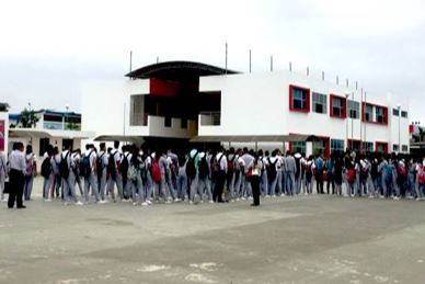 Patio cívico. Unidad Educativa del Milenio Manta, Región Costa. Fotografía: Autor, 2020.