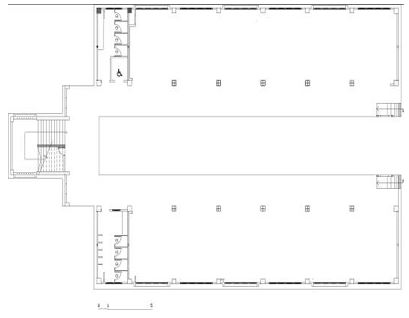 Planta arquitectónica del aula sin tabiquería interior. Autor: Verónica Arévalo, 2020.